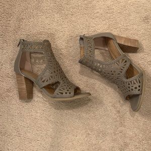 Report Womens Raisa Taupe sandal size 6.5